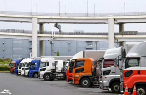 トラックの過積載はエサ屋に多いのか？厳しい取り締まり罰則を解説